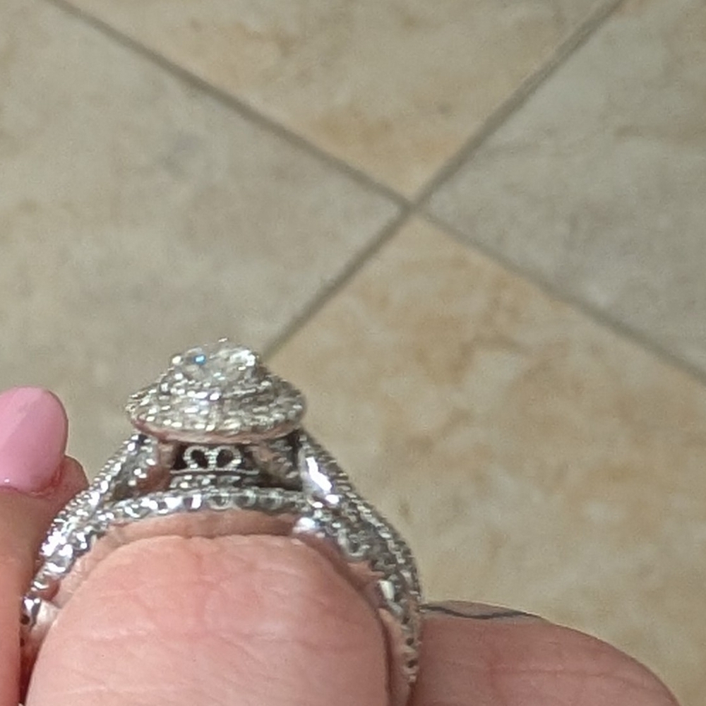 Glamorous Silver Diamond Ring With Split Shank - image 4